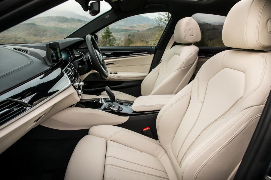 Интерьер BMW 520d Sedan M Sport 2017 года  (UK) (фото 15 из 40)